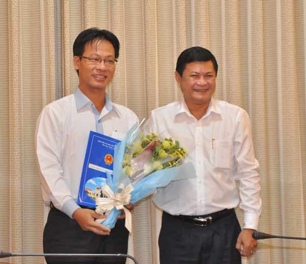 Phó Chủ tịch UBND TPHCM Huỳnh Cách Mạng (phải) tra