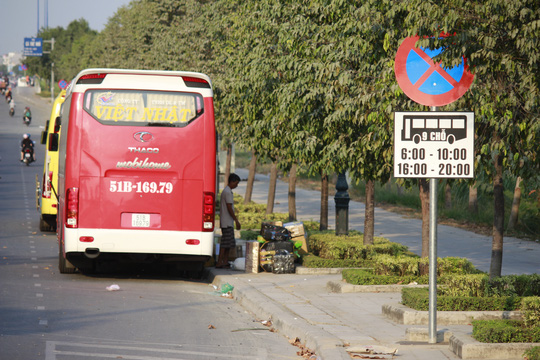 bat-chap-lenh-cam-nhieu-xe-khach-van-dau-tren-duon