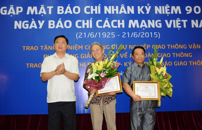 Bộ trưởng Đinh La Thăng trao giải Nhất cho hai tác