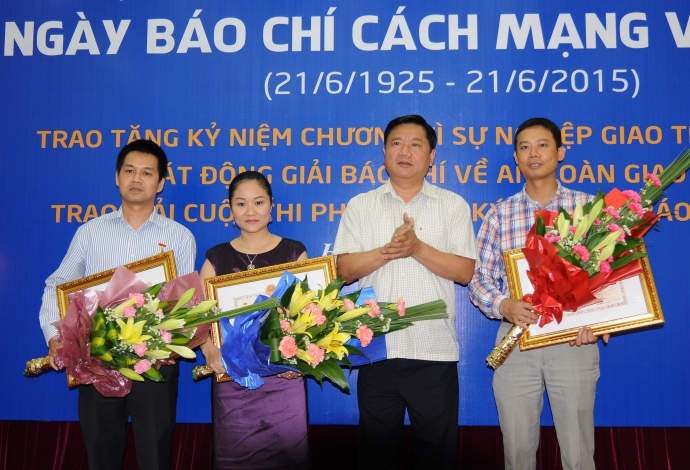 Bộ trưởng Đinh La Thăng trao Kỷ niệm chương cho cá