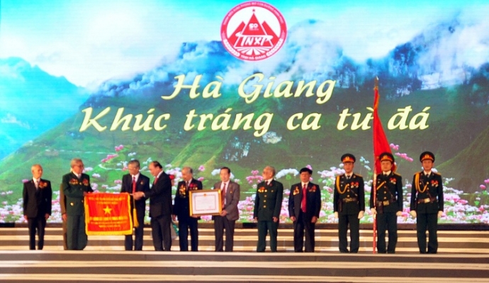 Phó Thủ tướng Chính phủ Nguyễn Xuân Phúc trao quyế
