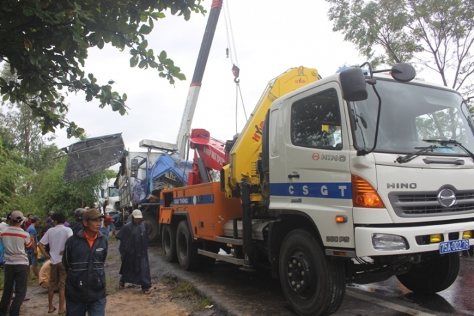 TNGT- lien- hoan- 3- o- to- tren- duong- tranh- Hu