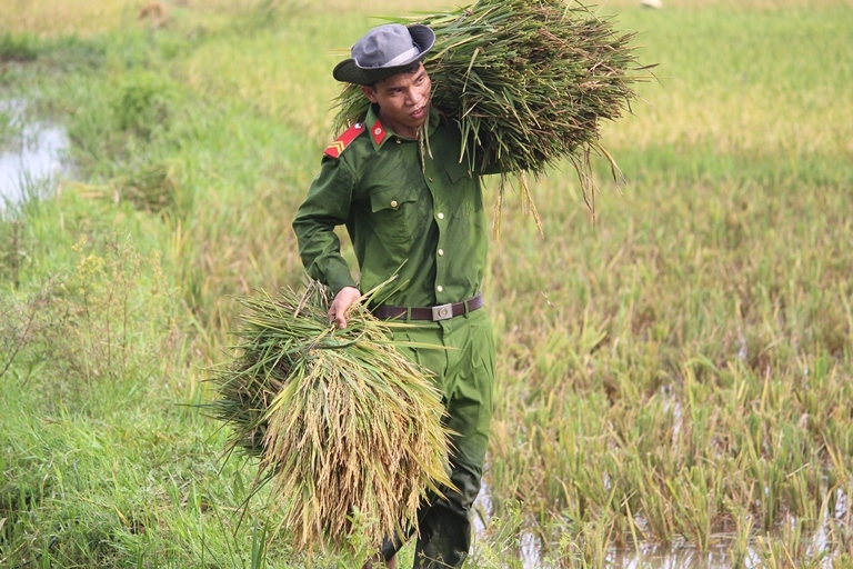 Xuc- dong- hinh- anh- Cong- an- loi- bun- gat- gan