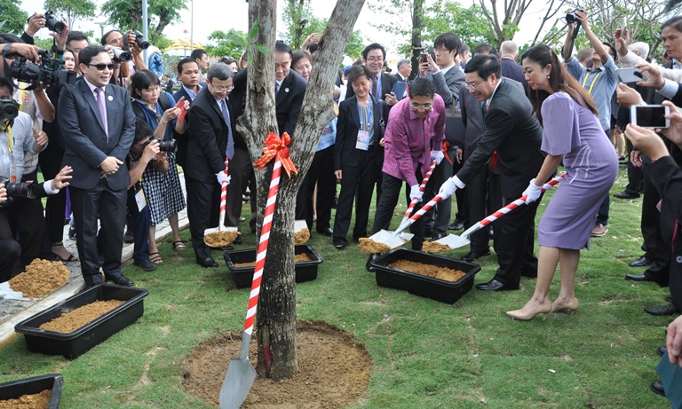 Pho- Thu- tuong- Pham- Binh- Minh- khai- truong- C