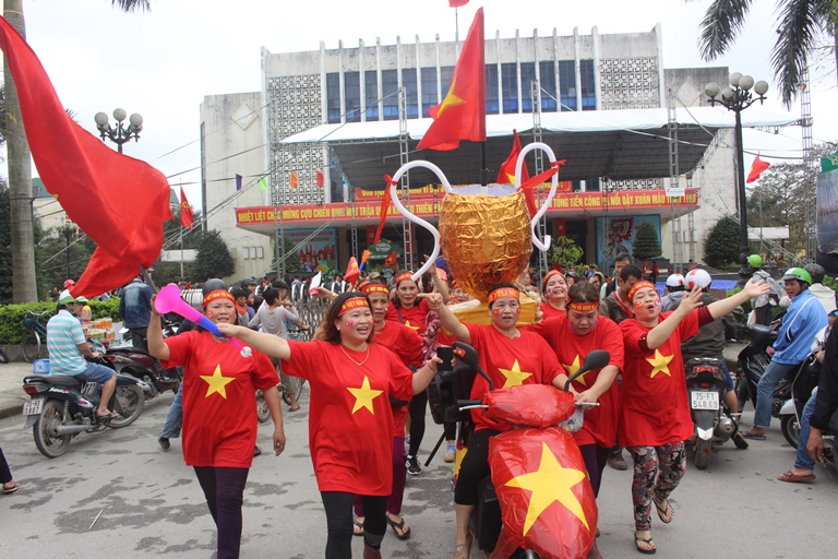 Xem- cac- chi- tieu- thuong- anh- xich- lo- Hue- c