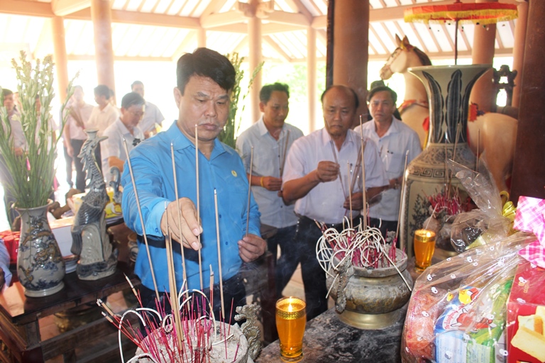 Gan- bien- cong- trinh- chao- mung- Dai- hoi- X- C