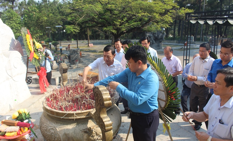 Gan- bien- cong- trinh- chao- mung- Dai- hoi- X- C