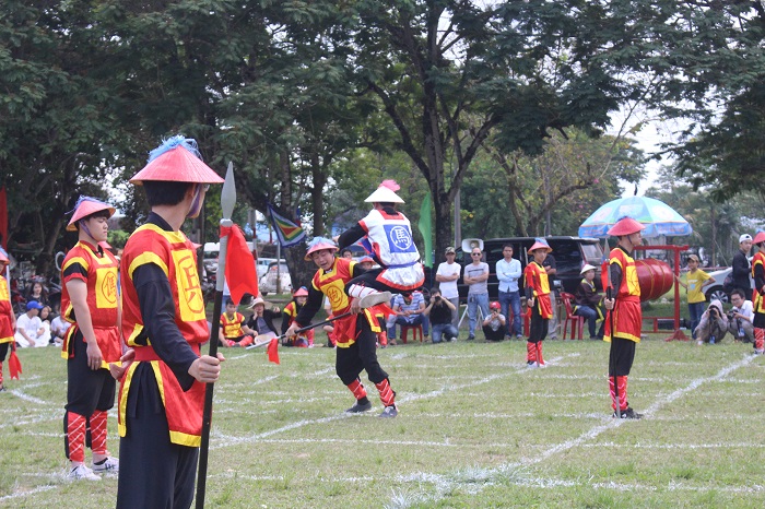 Cao- thu- Hue- cang- tri- dau- co- nguoi- tren- co