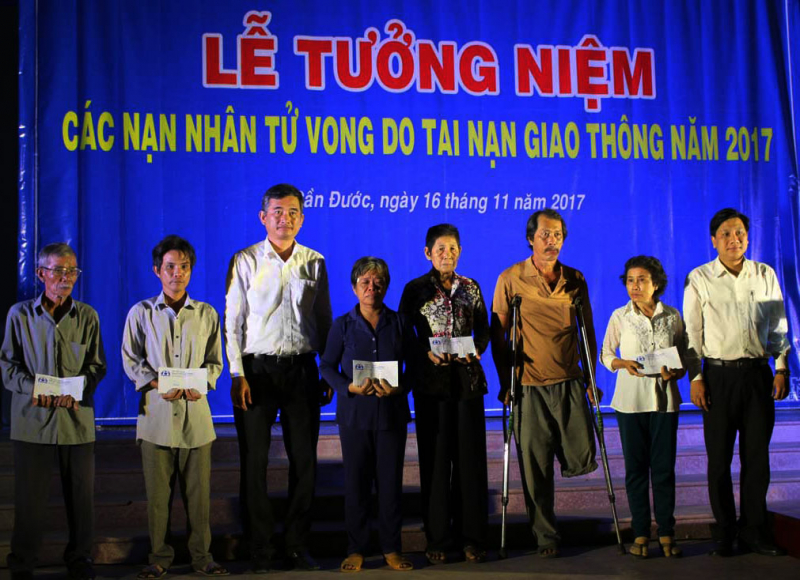 9939_16_11-TANG-QUA-CHO-CAC-GIA-DINH-NAN-NHAN