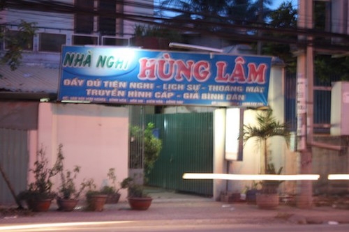 nguoi-dan-ong-chet-trong-nha-nghi-hinh-anh