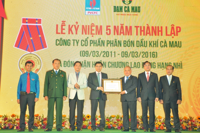 đón nhận huân chương