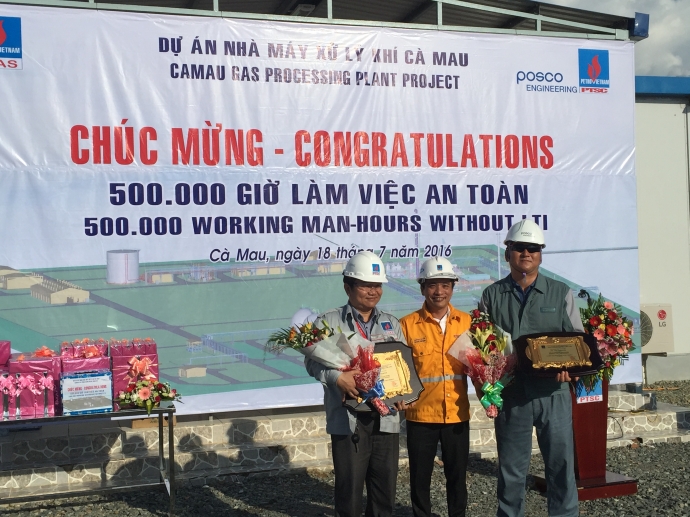 PV GAS trao ky niem chuong cho Lien danh Tong thau