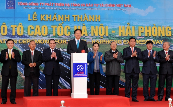 Thủ tướng Nguyễn Tấn Dũng nhấn nút khánh thành dự 