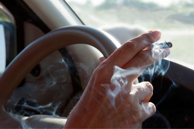 Khử mùi thuốc lá trong xe bằng dấm trắng