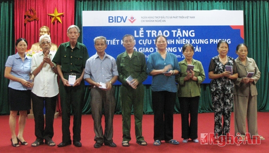 BIDV trao sổ tiết kiệm cho cựu TNXP ở Nghệ An