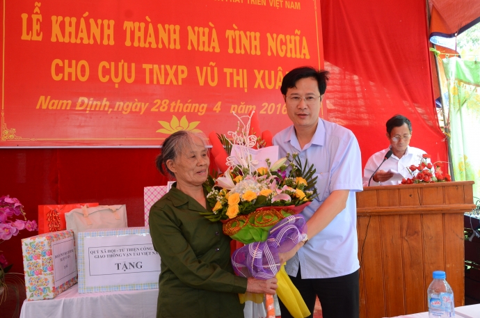 Trao-nha-tinh-nghia-cho-cuu-thanh-nien-xung-phong-