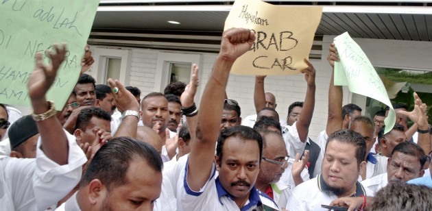 Taxi-Drivers-Protest-Against-GrabCar-2-630x420