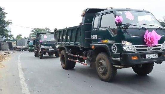 Video: Độc đáo đoàn rước dâu bằng xe tải ở Lào Cai