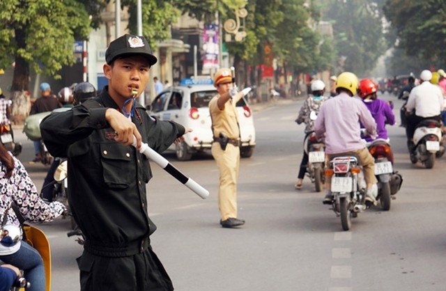 canh-sat-co-dong-cam-gay-ra-tay-dep-tac-duong