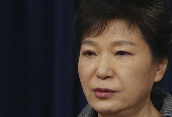 south-korean-president-park-geun-hye-cries-during-