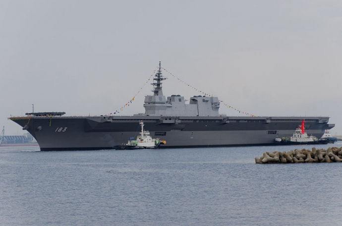 JS_Izumo_(DDH-183)_just_after_her_launch