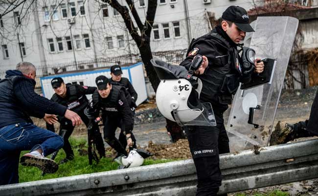 turkey-police-arrest-afp_650x400_81457013045