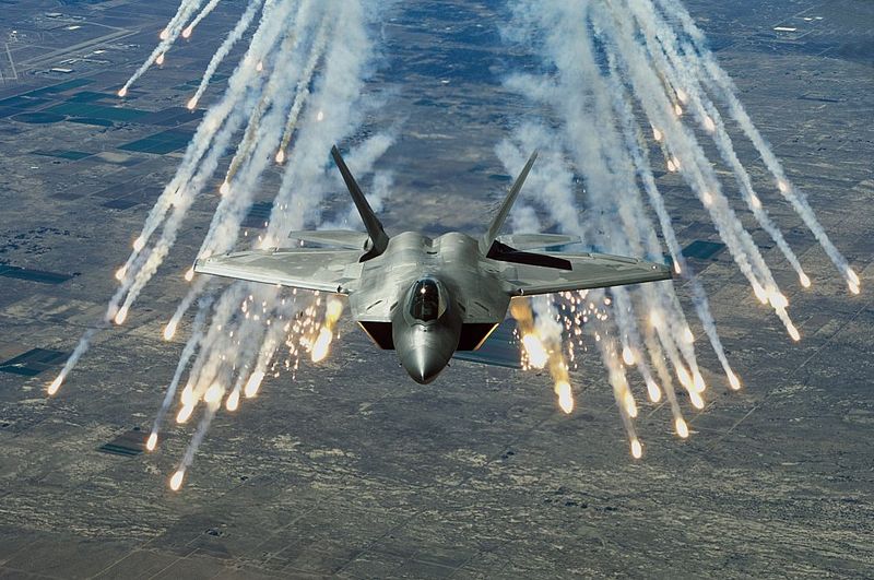 800px-F-22_flares