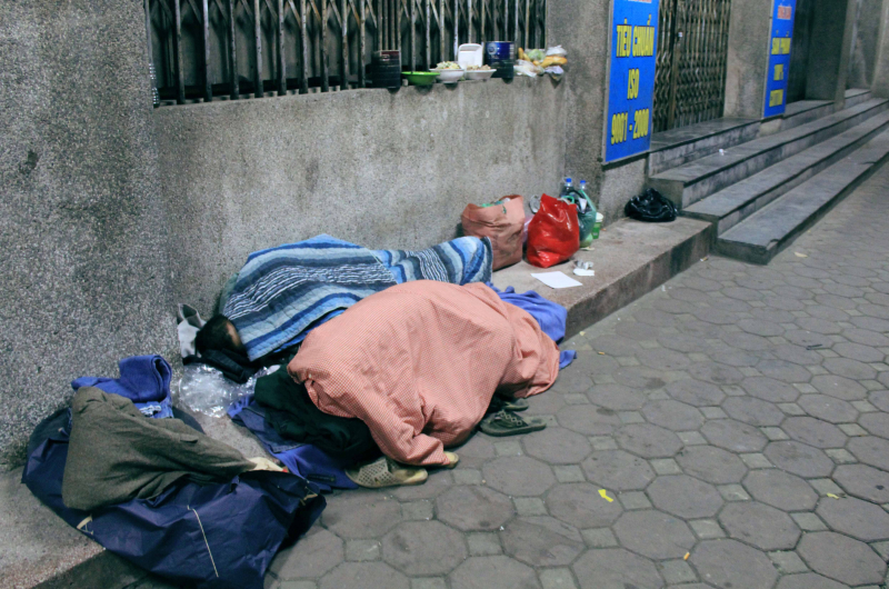 Hai người nhặt rác nằm ngủ trên phố Phủ Doãn, quận