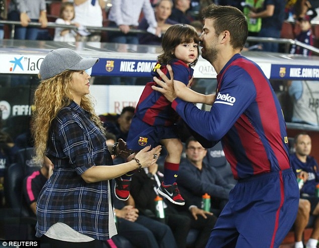 Shakira và bé Milan trong một lần đến sân cổ vũ Pi