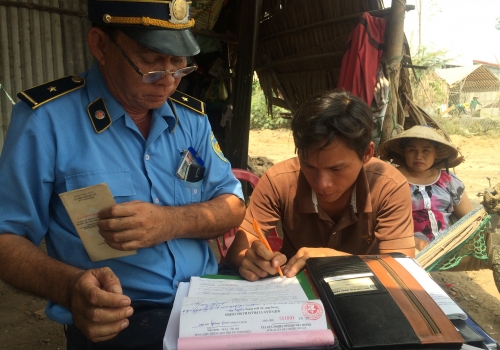 Chủ đầu tư dự án đường Lã Xuân Oai thừa nhận vi phạm để vật liệu thi công lấn đường- Ảnh 2. TPHCM: Xử phạt nhiều xe ben vãi đất xuống đường Lã Xuân Oai