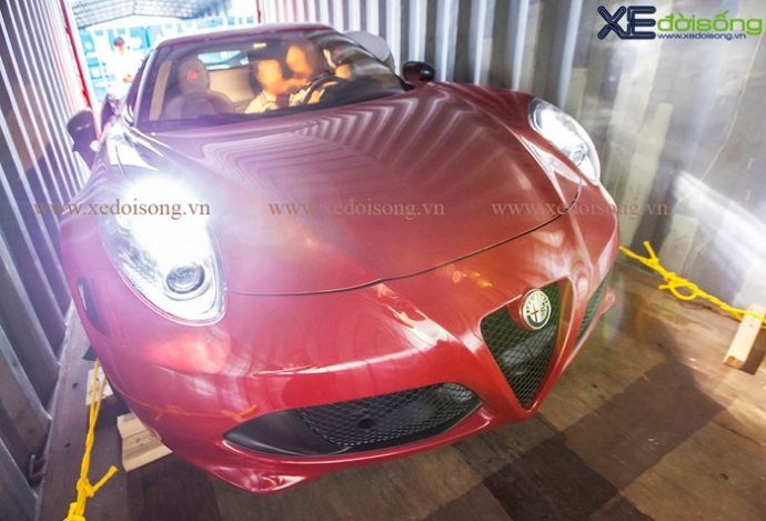 xedoisong_alfa_romeo_4c_2015_1st_vietnam_saigon_h1