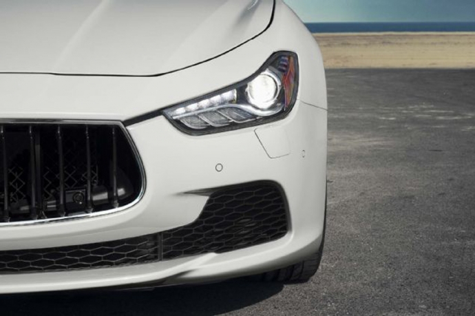 2014-Maserati-Ghibli-S-Q4-front-headlight