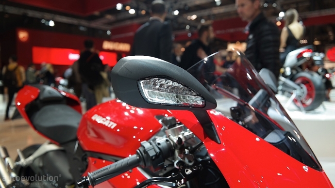 eicma-2015-ducati-959-panigale-sits-between-supers