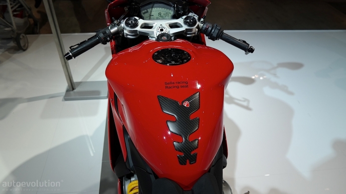 eicma-2015-ducati-959-panigale-sits-between-supers