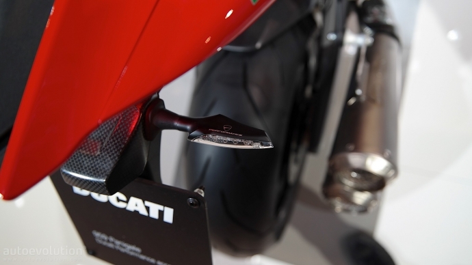 eicma-2015-ducati-959-panigale-sits-between-supers