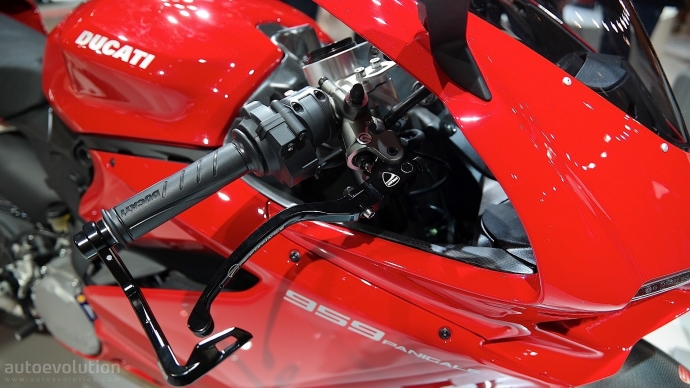 eicma-2015-ducati-959-panigale-sits-between-supers
