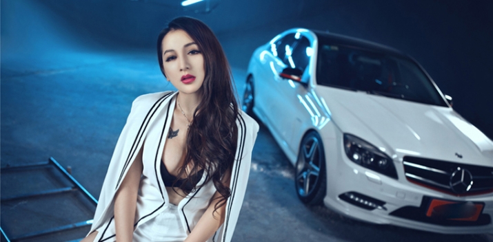 hinh-anh-hot-girl-sieu-vong-1-ben-sieu-xe-mercedes