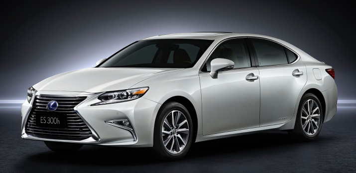 2016-Lexus-ES-300h-front-three-quarter