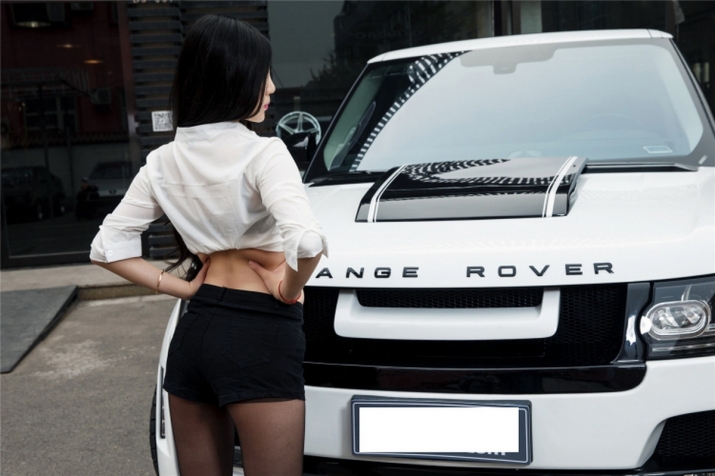 nguoi-dep-goi-cam-ben-range-rover-do-xegiaothong (