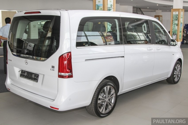 Xegiaothong_can_canh_Mercedes_Benz_V-Class_tai_Mal