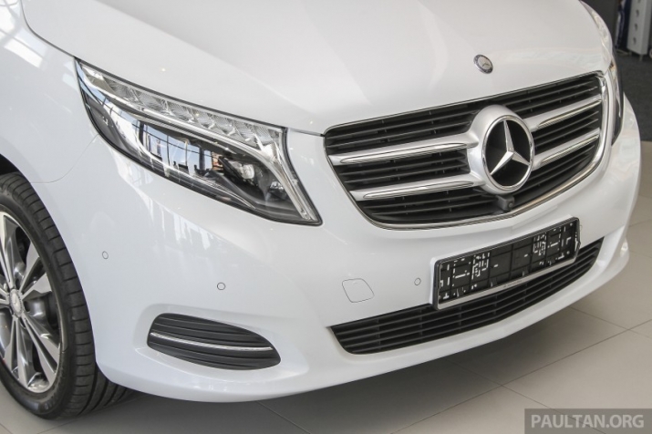 Xegiaothong_can_canh_Mercedes_Benz_V-Class_tai_Mal