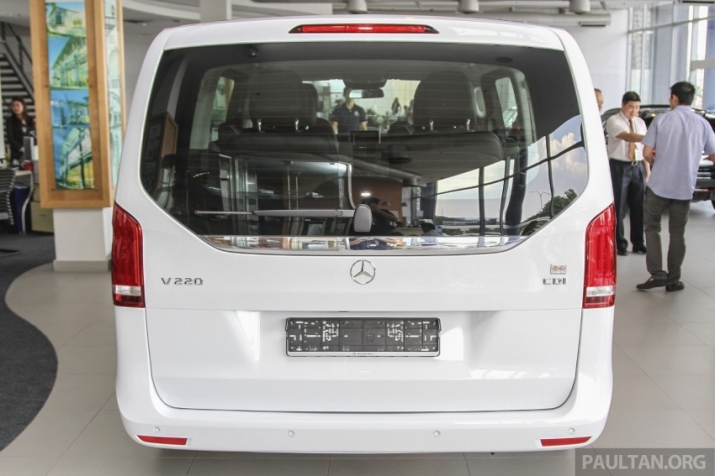 Xegiaothong_can_canh_Mercedes_Benz_V-Class_tai_Mal