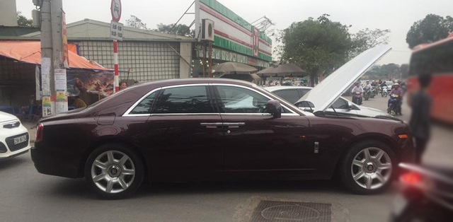 Xegiaothong_xe_sieu_sang_Rolls_Royce_Ghost_chet_ma