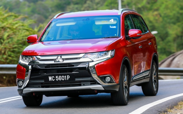 Xegiaothong_Mitsubishi_Outlander2016_cong_bo_gia_b