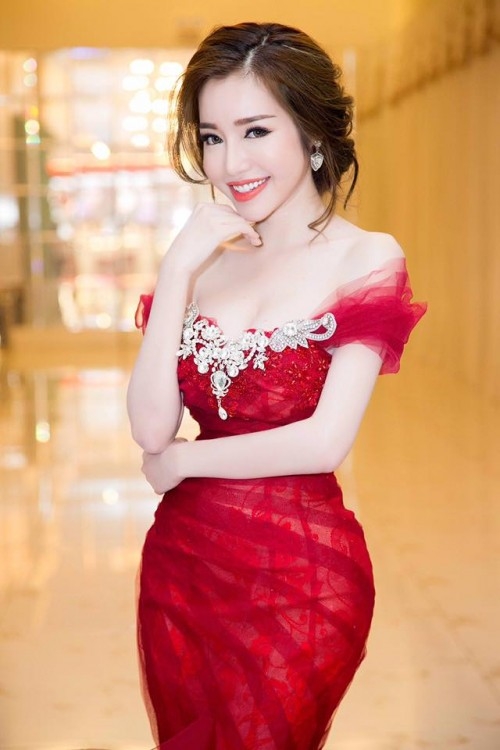 1460336687-elly-tran-lan-dau-khoe-vong-eo-54-khien