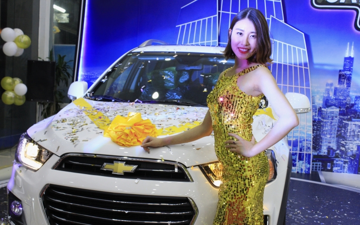 Xegiaothong_nguoi_dep_khoe_dang_ben_chevrolet_capt