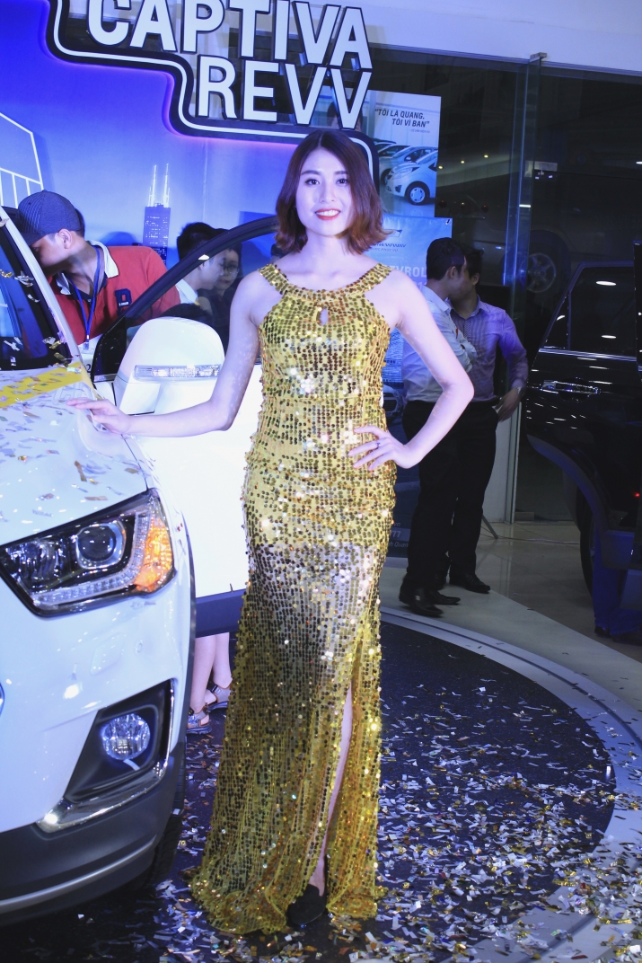 Xegiaothong_nguoi_dep_khoe_dang_ben_chevrolet_capt