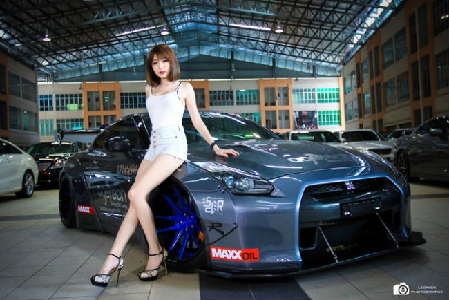 Xegiaothong_nguoi_dep_khoe_dang_ban_nssan_gtr (1)