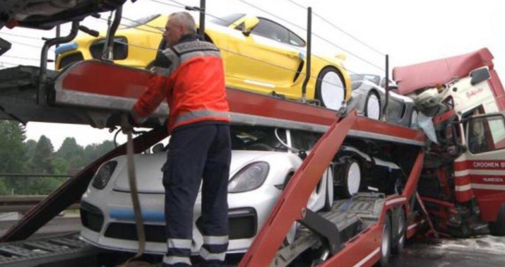 Xegiaothong_porsche-cayman-gt4-truck-accident_gap_