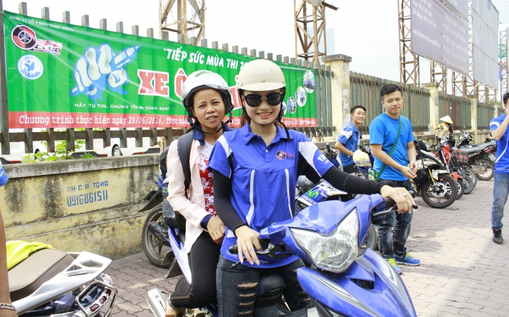 Xegiaothong_clb_yamaha_tiep_suc_mua_thi (15)